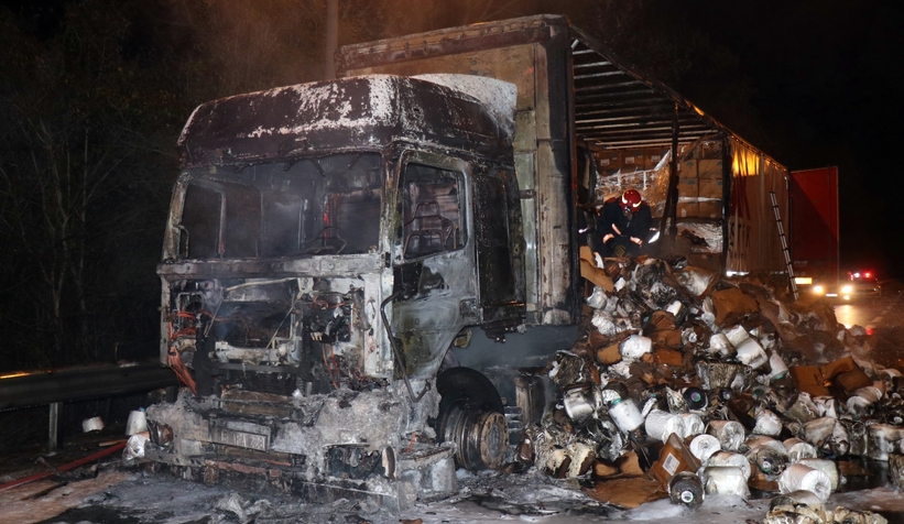 Elyaf iplik yüklü tır yanarak hurdaya döndü
