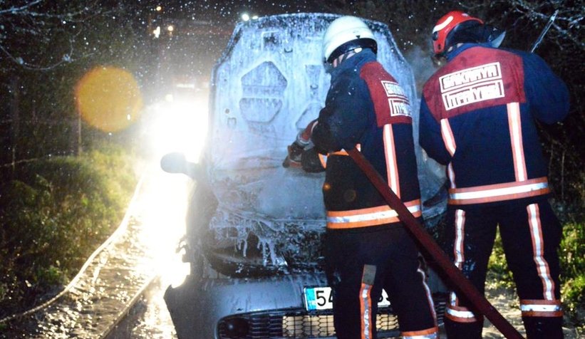 Emanet aldığı otomobil alev alev yandı