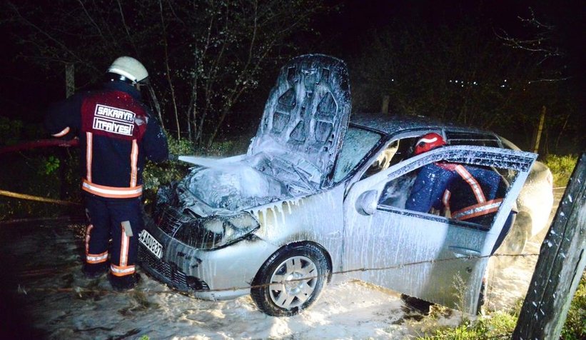 Emanet aldığı otomobil alev alev yandı