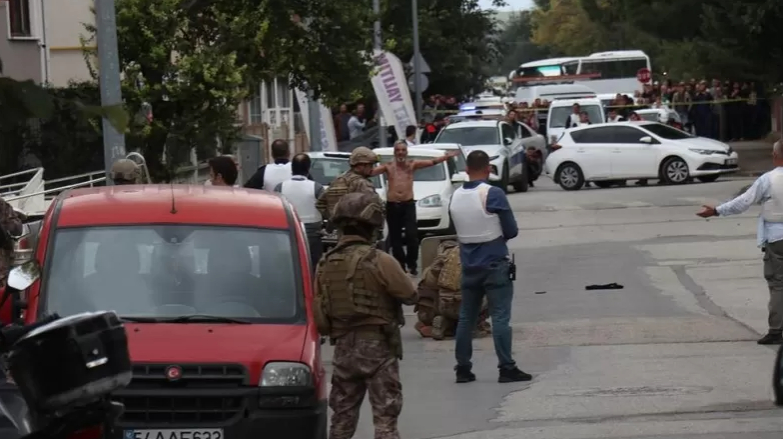 emekli-polis-bu-kezde-kadinin-bogazini-kestitzv1edzzwf
