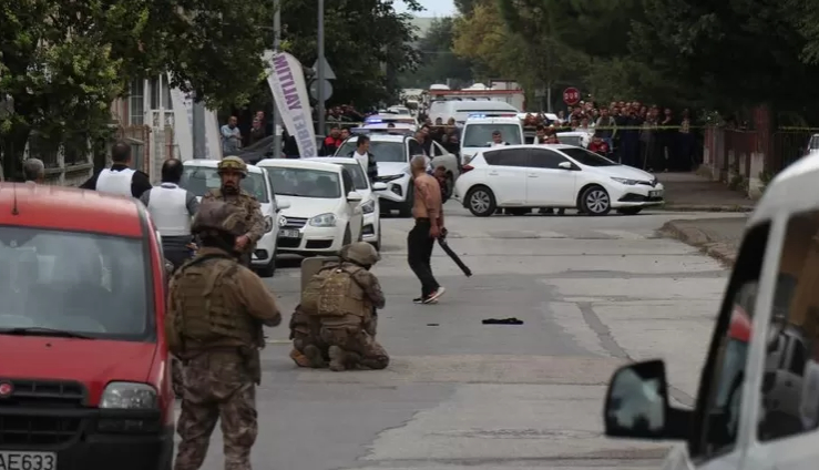 emekli-polis-bu-kezde-kadinin-bogazini-kestitzv1edzzwf