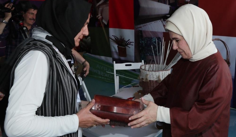 emine-erdogan-dan-buyuksehir-standini-ziyaretmfdvvwfcsy