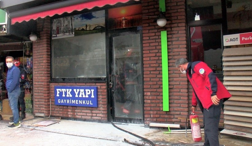 Emlakçıdaki yangını namaza gelenler fark etti