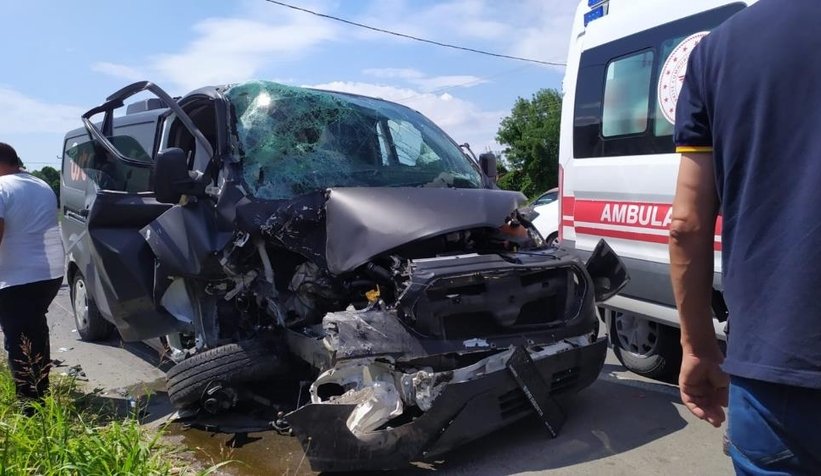 Emniyet şeridinde yolcu indiren minibüse çarptı: 3 yaralı