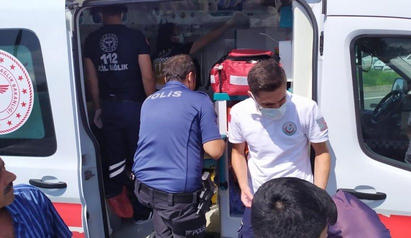 Emniyet şeridinde yolcu indiren minibüse çarptı: 3 yaralı