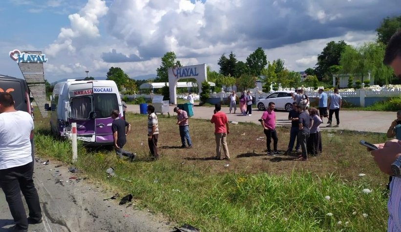 Emniyet şeridinde yolcu indiren minibüse çarptı: 3 yaralı