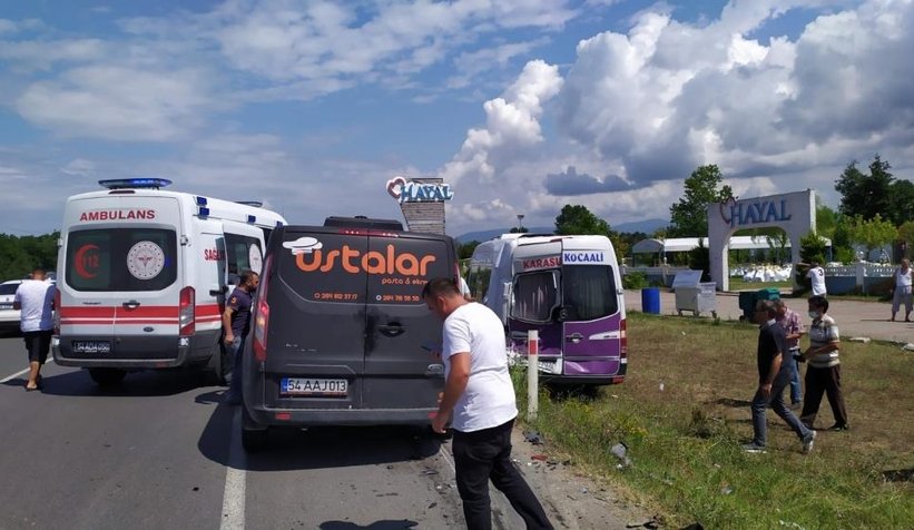 Emniyet şeridinde yolcu indiren minibüse çarptı: 3 yaralı