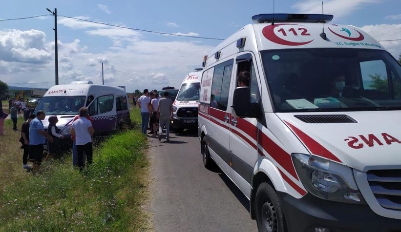 Emniyet şeridinde yolcu indiren minibüse çarptı: 3 yaralı