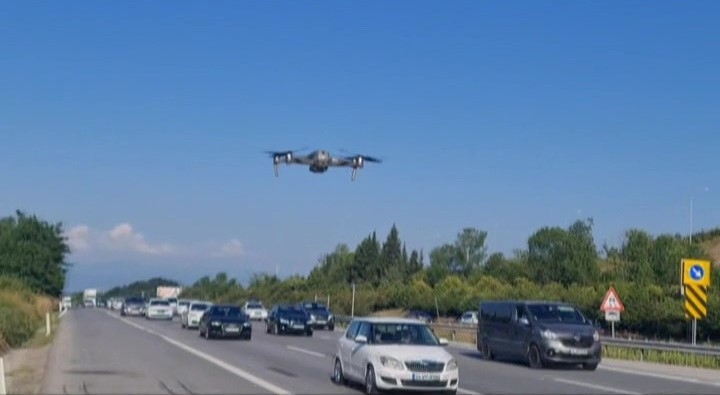 emniyet-seridini-kullananlar-polis-dronuna-takildilardwn6dwpxbv