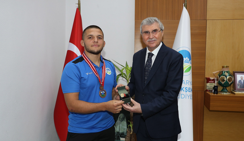 En genç başpehlivanın hedefi altın kemer