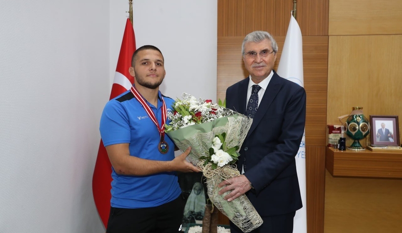 En genç başpehlivanın hedefi altın kemer