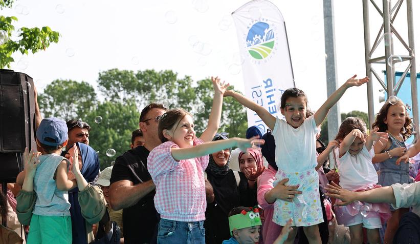 en-guzel-senlik-binlerce-cocuk-doyasiya-eglendib0lbufbuee