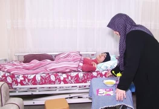 Engelli kızına 41 yıldır bebek gibi bakıyor