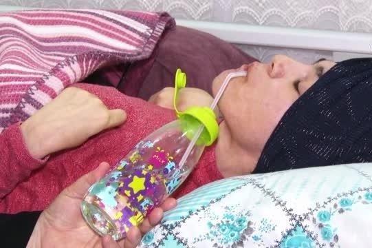 Engelli kızına 41 yıldır bebek gibi bakıyor