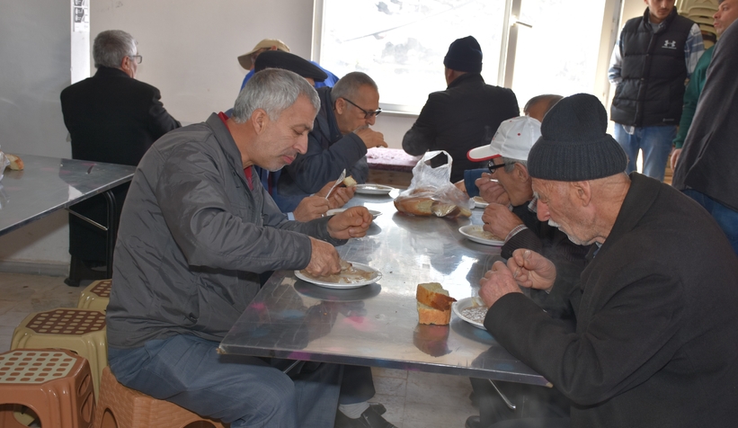 enkazda-can-aramisti-kuran-okutup-yemek-dagittirdiq1q2q2wzux