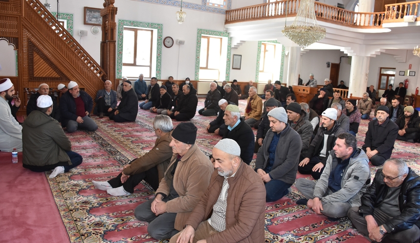 enkazda-can-aramisti-kuran-okutup-yemek-dagittirdiq1q2q2wzux