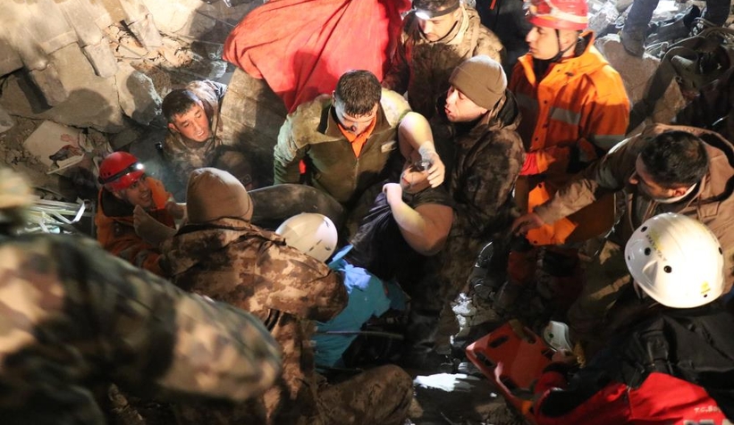 Enkazlardan umutlandıran haberler geliyor