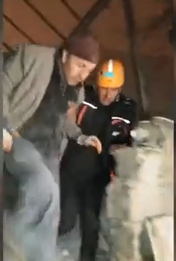 Enkazlardan umutlandıran haberler geliyor