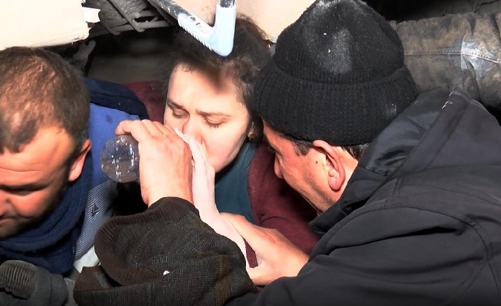 Enkazlardan umutlandıran haberler geliyor