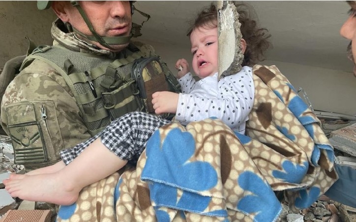 Enkazlardan umutlandıran haberler geliyor