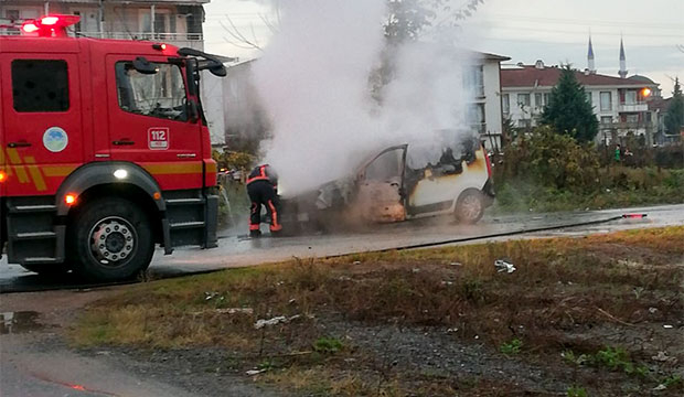 Erenler'de araç yandı