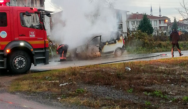 Erenler'de araç yandı