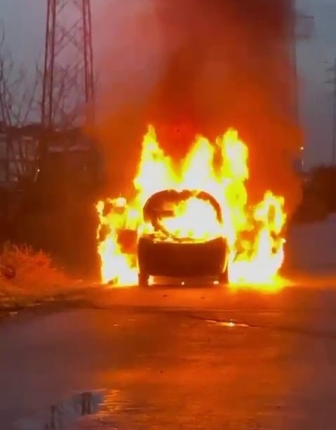 Erenler'de araç yandı