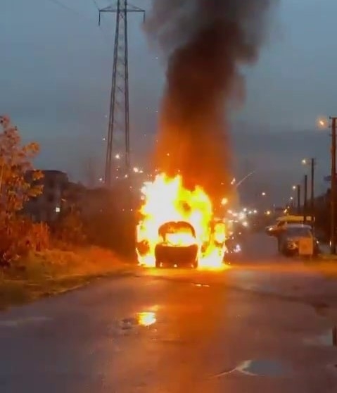 Erenler'de araç yandı