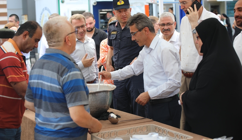 Erenler'de aşure ikramı