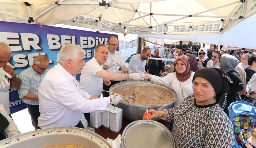 Erenler'de aşure ikramı