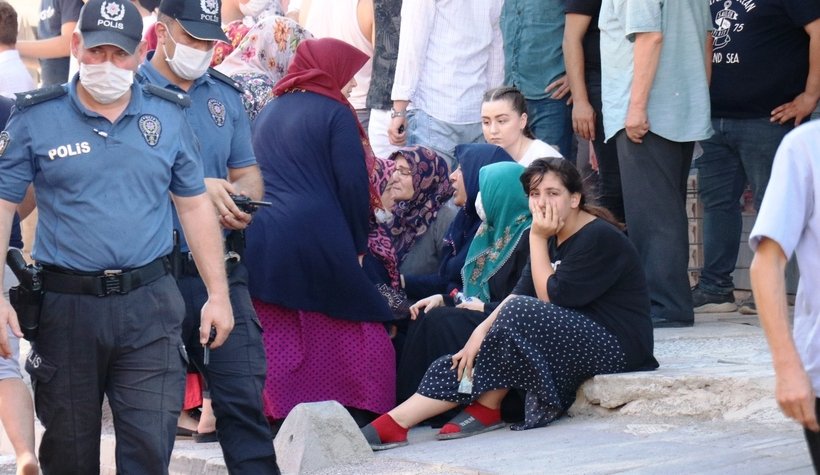 Evlerinin yanışını gözyaşları içinde çaresizce izlediler