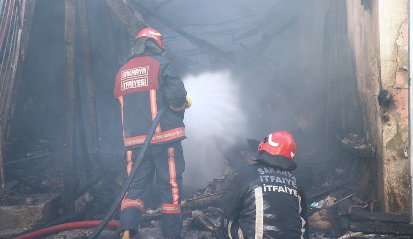 Evlerinin yanışını gözyaşları içinde çaresizce izlediler