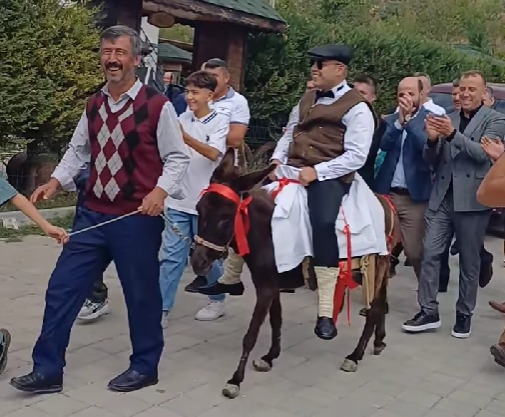 esek-uzerindeki-damat-misafirleri-guldurdutfg1v3ravk