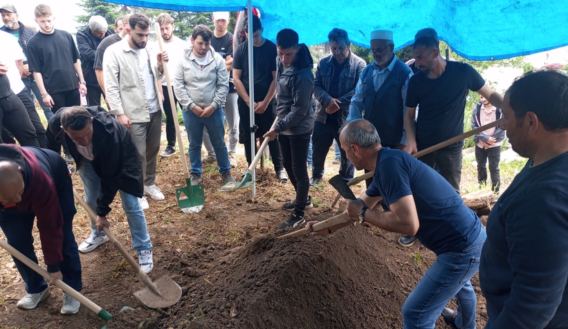 esi-ile-kaza-yapan-surucu-topraga-verildidxn5cdzlbe