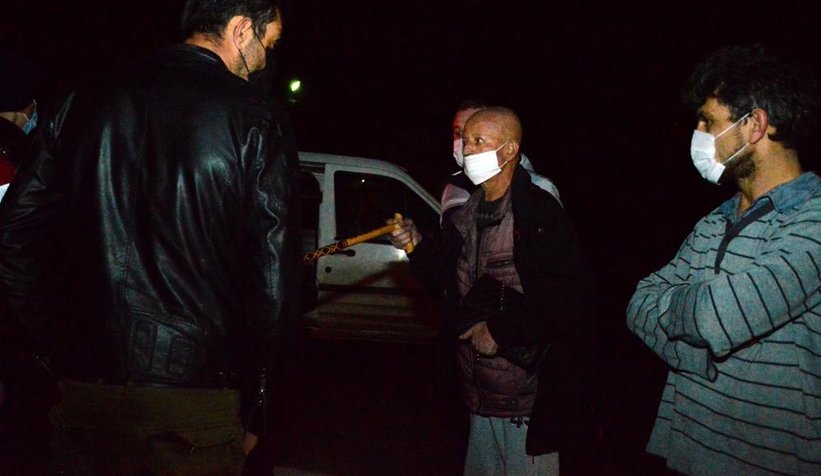 Eşi otomobilde sıkışan sürücü şoka girdi