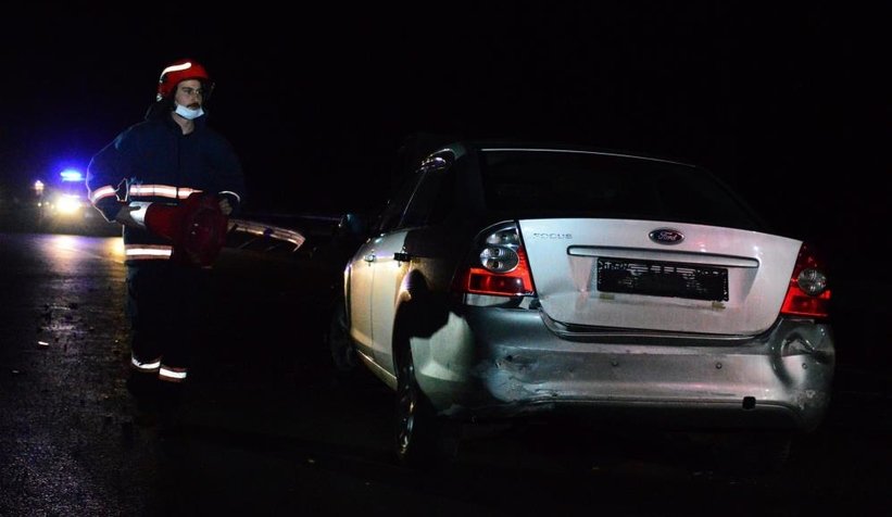 Eşi otomobilde sıkışan sürücü şoka girdi