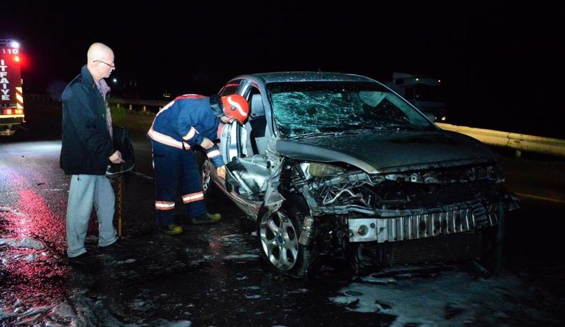 Eşi otomobilde sıkışan sürücü şoka girdi