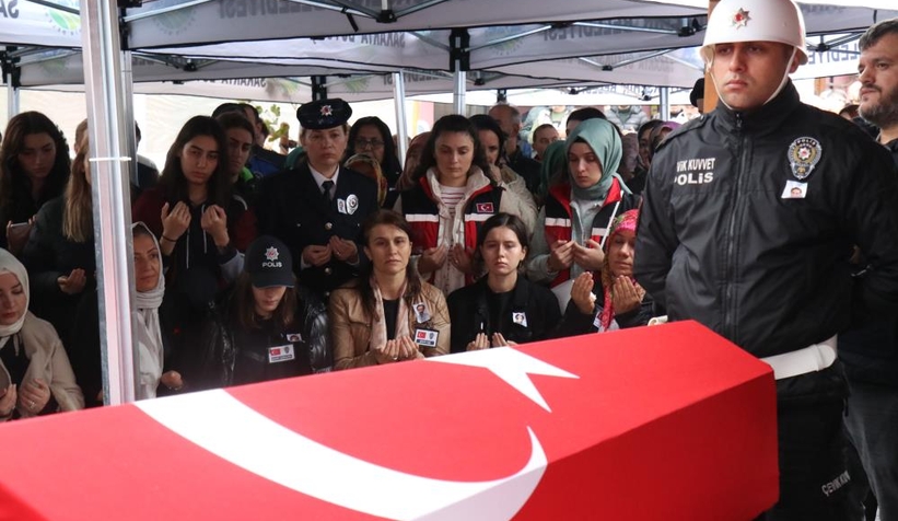 esi-ve-kizlarindan-sehit-polise-son-bakisl0jurettwk