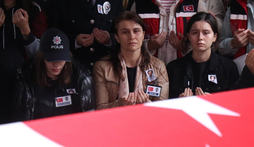 esi-ve-kizlarindan-sehit-polise-son-bakisl0jurettwk