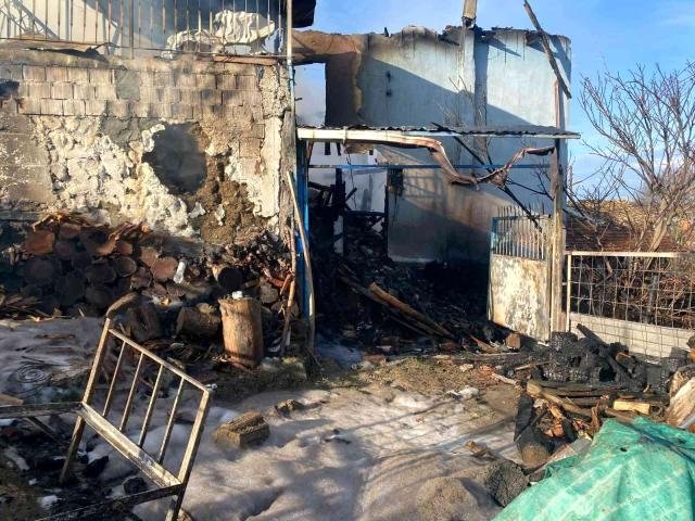 Eşini alevlerden kurtardı kendi yanarak can verdi