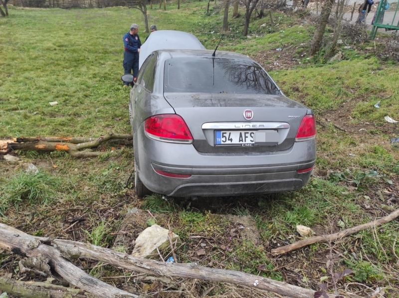 eski-kaynarca-yolunda-otomobil-tarlaya-uctunww0mhbavk