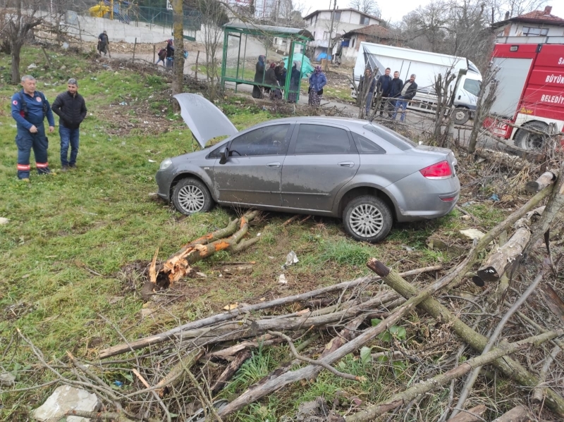 eski-kaynarca-yolunda-otomobil-tarlaya-uctunww0mhbavk
