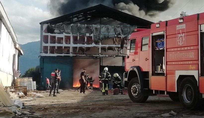 Eski parke fabrikası alev alev yandı