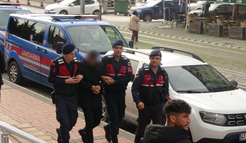 Eski sevgilisinin evine silah ve bıçakla dayandı