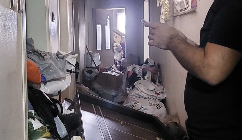 Esrarengız olay; Kayıp kadın ihbarına giden ekipler çöp evle karşılaştı