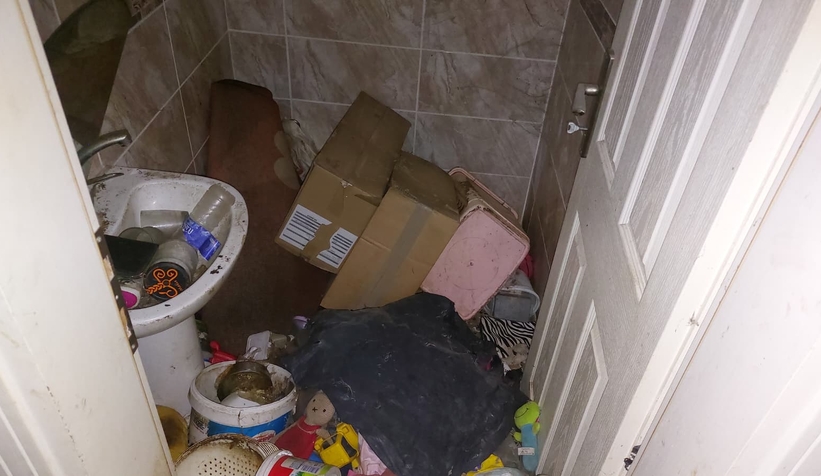 Esrarengız olay; Kayıp kadın ihbarına giden ekipler çöp evle karşılaştı