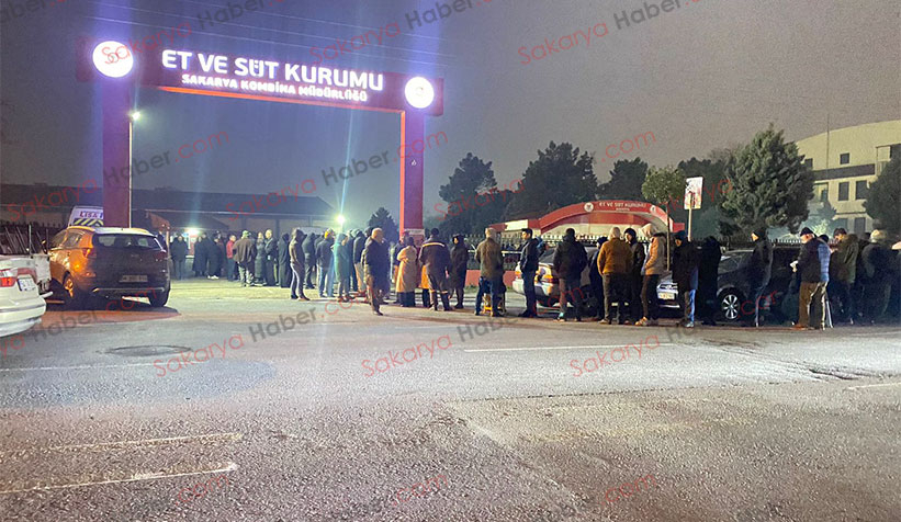 et-ve-sut-kurumu-magazasinda-gece-yarisi-ucuz-et-kuyruguzveywm9osk