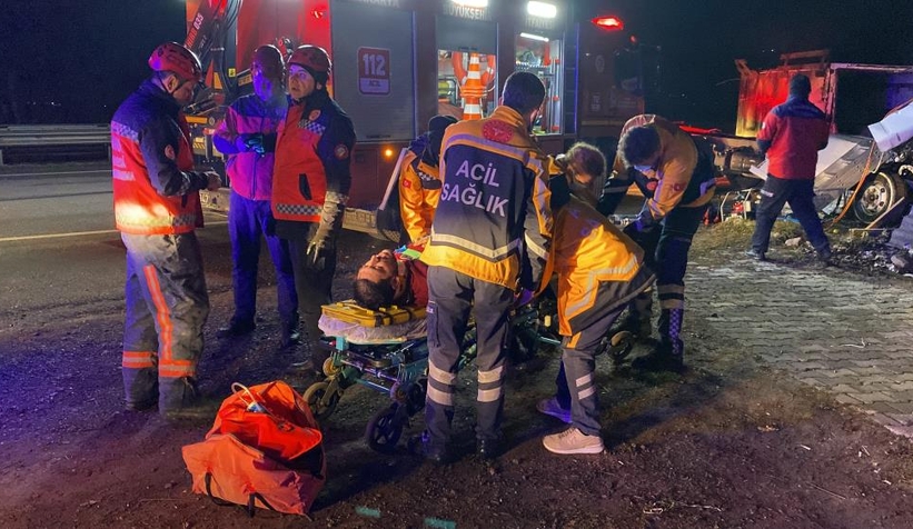 Et yüklü kamyon kağıt gibi ezildi: 1’i ağır, 2 yaralı