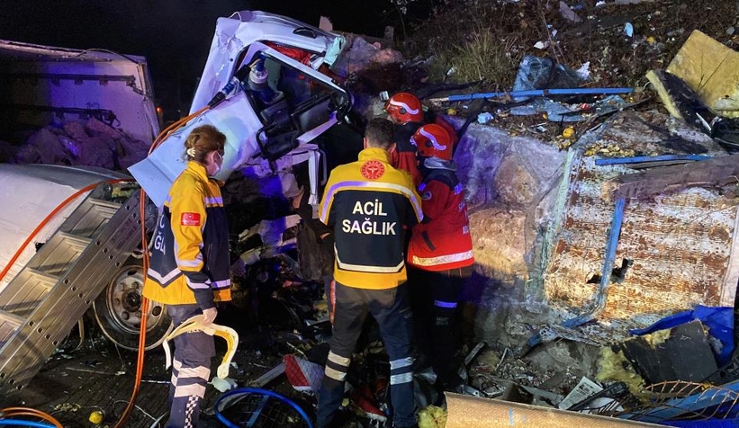 Et yüklü kamyon kağıt gibi ezildi: 1’i ağır, 2 yaralı