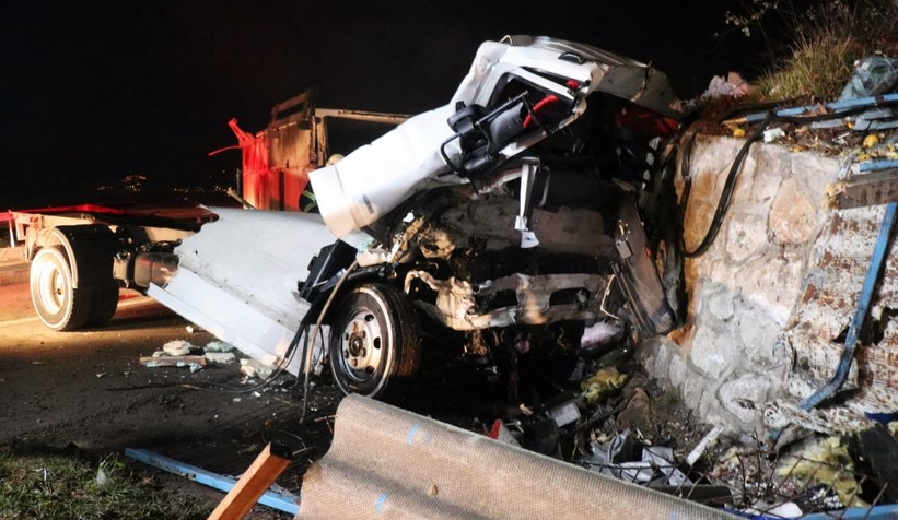 Et yüklü kamyon kağıt gibi ezildi: 1’i ağır, 2 yaralı